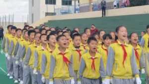 一群小學生簡筆畫圖片(一群小學生卡通圖片)