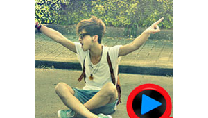 看我孤身站群狼