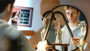 美國一部電影 有兩個男的一開始在加油站加油 看到來了一群大學生